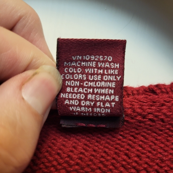 Merona Red V-Neck Sweater with Black Argyle Pattern - Size L - Picture 3 of 4